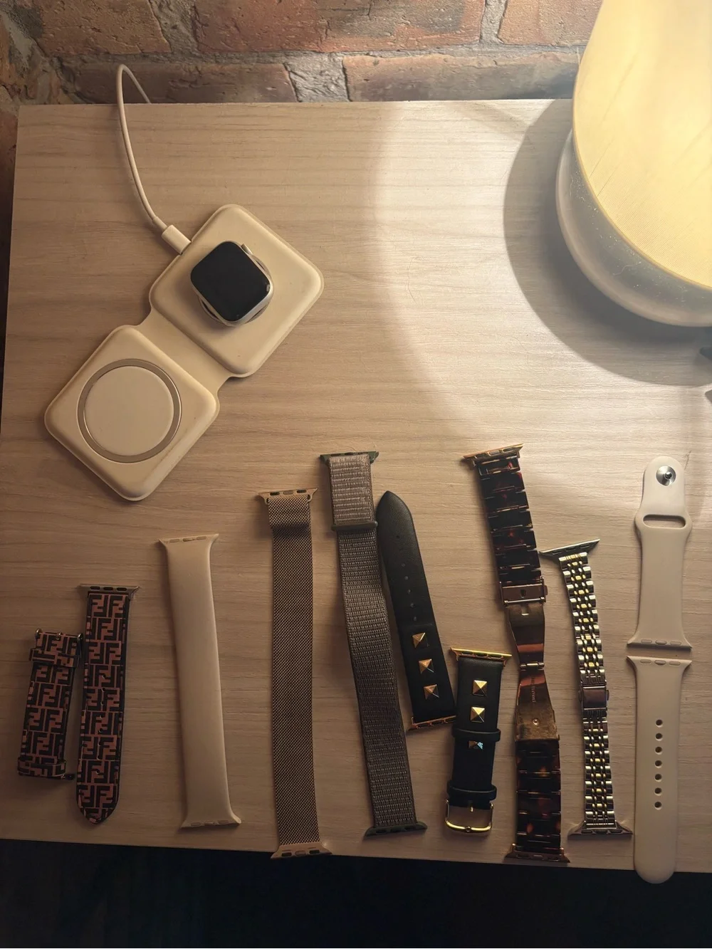 Apple Watch Series 8 41 MM aluminum starlight with straps and charger